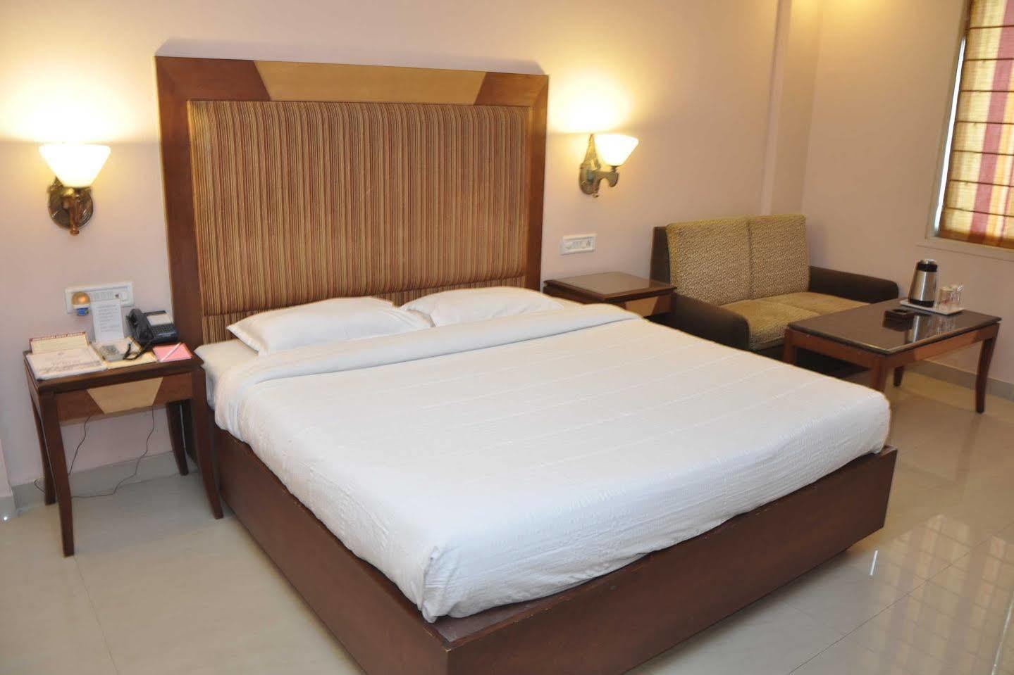 Hotel Grand International Rāipur Extérieur photo